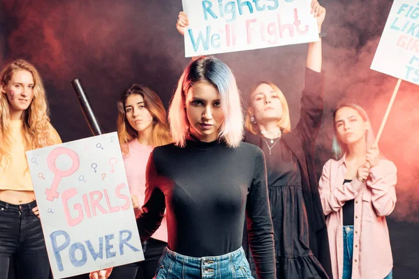 持海报的年轻的高加索妇女活动家 — 图库照片