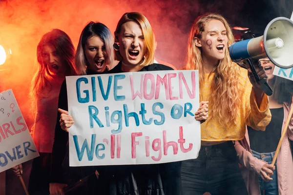 Grupo de feministas de mal corazón en el humo — Foto de Stock