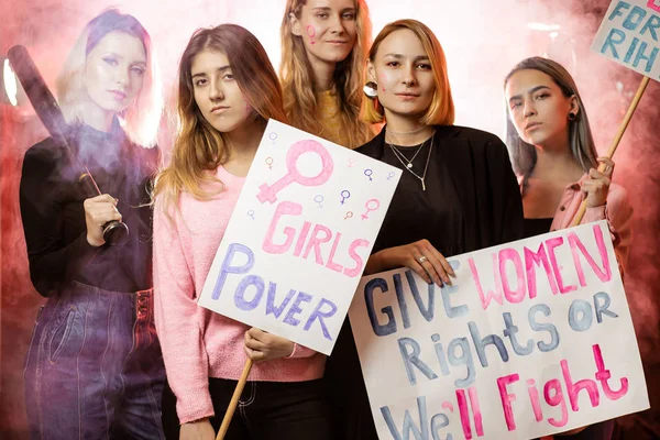 Grupo de feministas de mal corazón en el humo — Foto de Stock