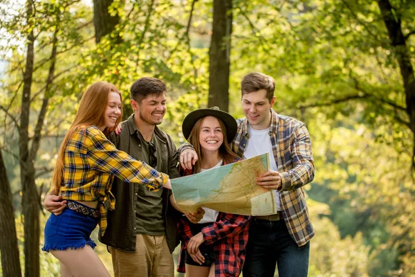 Turisti attivi felici in cerca di una direzione, non mollare mai — Foto Stock