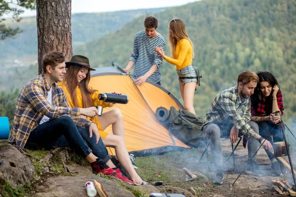Giovani studenti che si riposano dall'università, campeggiando sulle montagne — Foto Stock