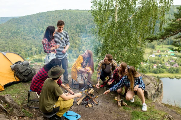 Jeunes randonneurs passent du temps dans le camp, préparent à manger — Photo