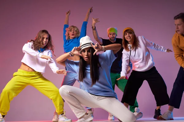 Adolescente chica bailando hip-hop serie de estudio — Foto de Stock