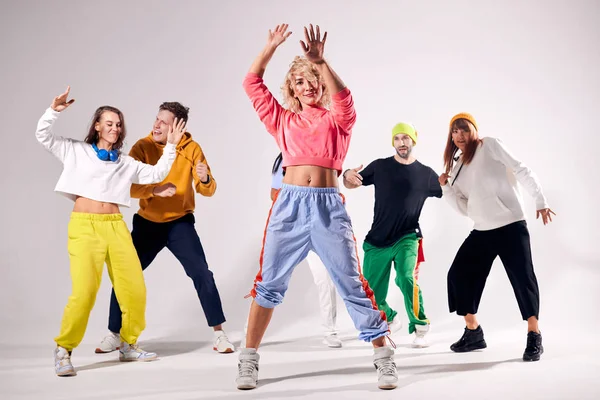 Drenaje femenino enseñando a las adolescentes a bailar —  Fotos de Stock