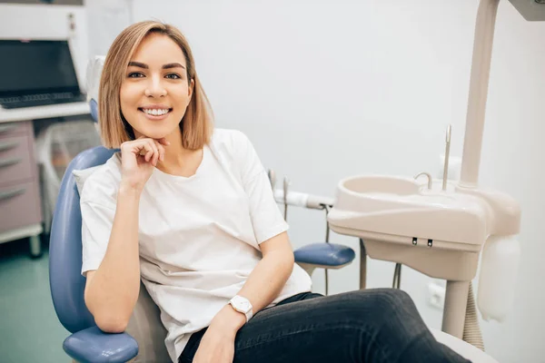 Portrait of attractive woman in dentist office — Stockfoto