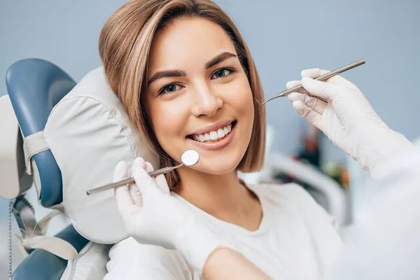 Femme attrayante dans l'examen dentaire — Photo
