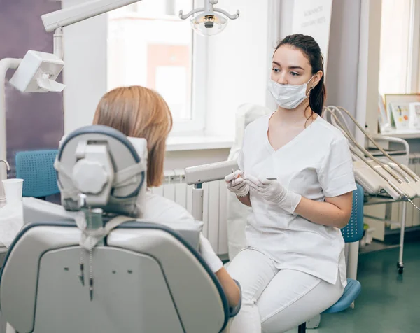 Careful female dentist in dental office — Stockfoto