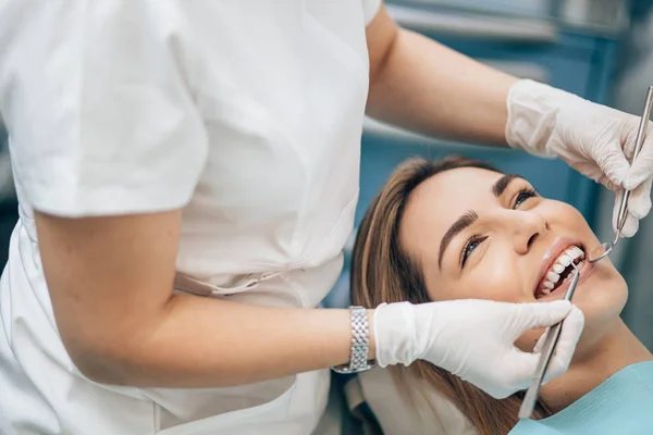 Jeune femme au cabinet dentaire, venez soigner les dents — Photo