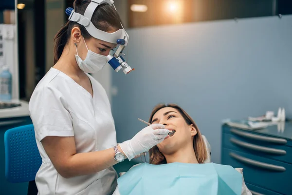 Dentiste professionnel attentif femme traitant les dents — Photo
