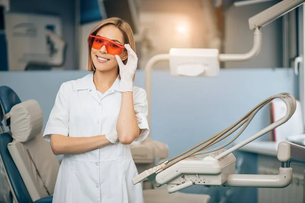 Attractive dentist in clinic — Stockfoto
