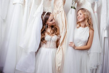 Düğün salonunda iki genç kadın.