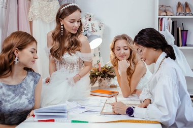 Dost canlısı gelinlik ve müşteri tasarımcısı.