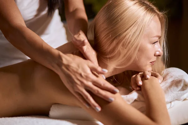 Vrouw met massage in modern wellnesscentrum — Stockfoto