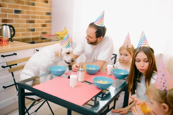 Καυκάσια οικογένεια αποτελούνταν από μητέρα, πατέρα, παιδιά και σκύλο για τον εορτασμό των γενεθλίων — Φωτογραφία Αρχείου