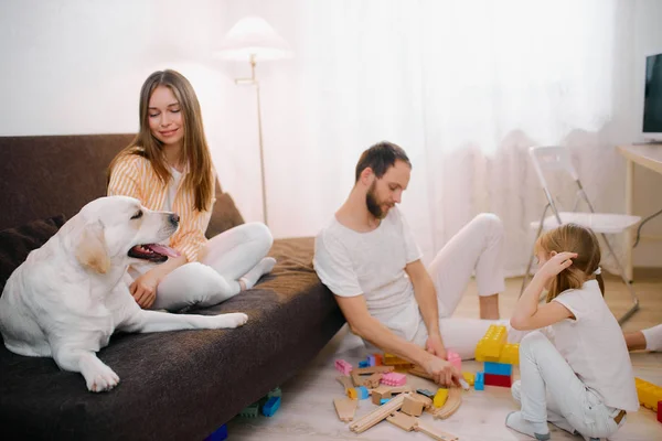 Niños, padres y mascotas en casa —  Fotos de Stock