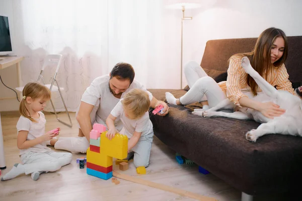 Vriendelijk positief gezin met huisdier thuis — Stockfoto