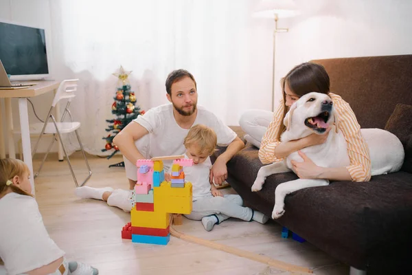 Mooie vriendelijke familie geïsoleerd in kamer — Stockfoto