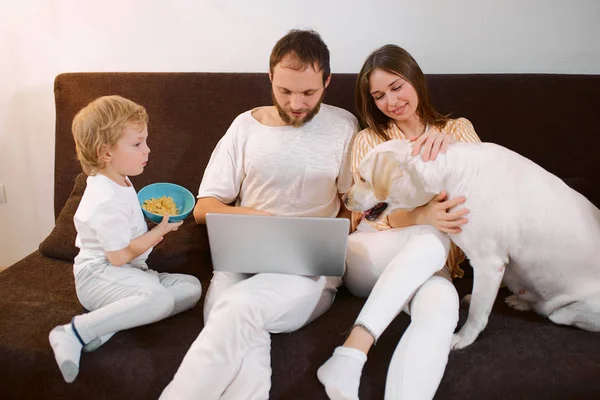 Schattig gezin met kinderen en hond thuis — Stockfoto