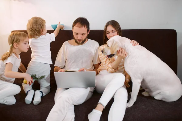 Vriendelijke attactieve familie thuis, genieten — Stockfoto