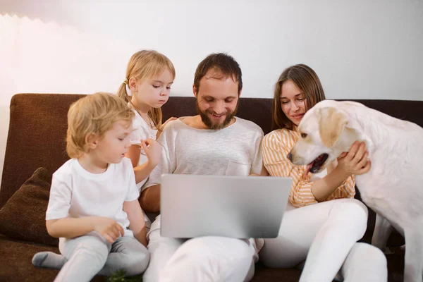 Adorável família com crianças e cães em casa — Fotografia de Stock