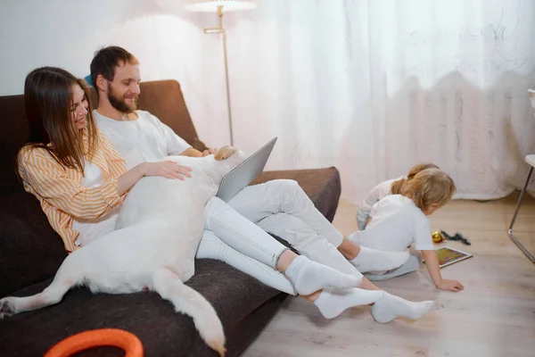 Familia caucásica con perro en casa — Foto de Stock