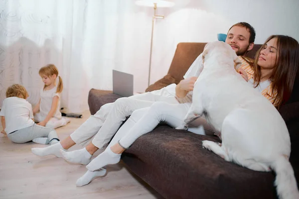 Família caucasiana com cão em casa — Fotografia de Stock