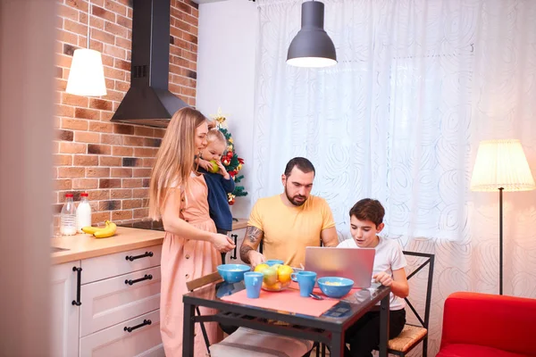Encantadora familia desayunando en la cocina — Foto de Stock