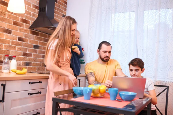 Дружня сім'я разом на кухні вдома — стокове фото