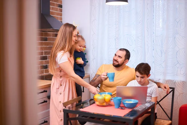 Familia caucásica viendo películas o videos mientras desayuna — Foto de Stock