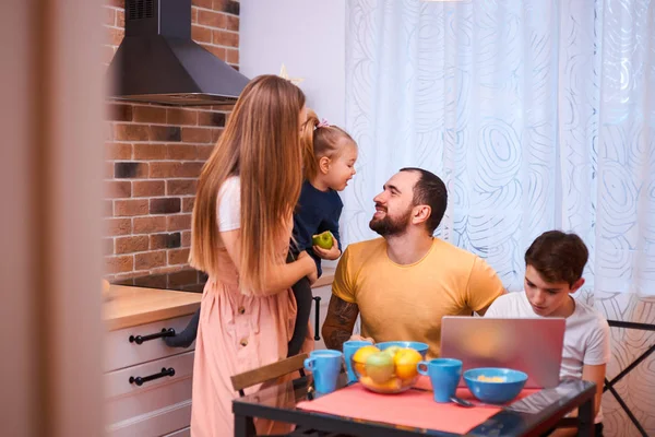 Padres cuidadosos y niños lindos juntos en la cocina — Foto de Stock