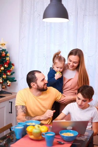 Προσεκτικοί γονείς και χαριτωμένα παιδιά μαζί στην κουζίνα — Φωτογραφία Αρχείου