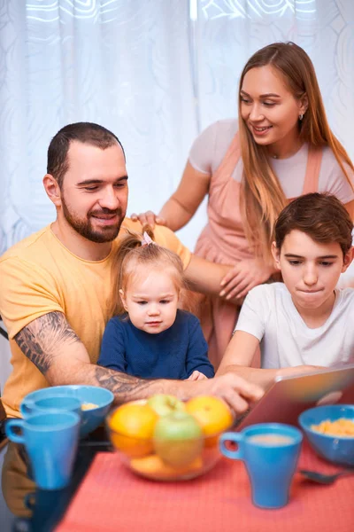 Amor y concepto familiar. niños y padres —  Fotos de Stock