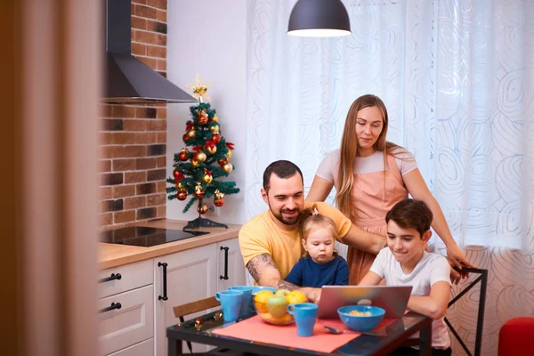 Прекрасная семья завтракает на кухне — стоковое фото