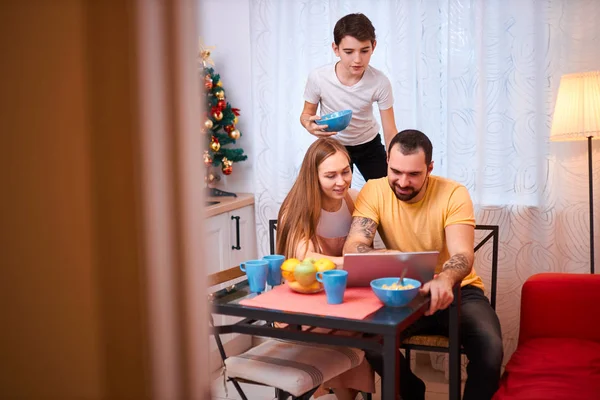 Vrouw en man met kinderen thuis — Stockfoto