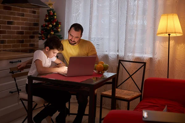 Menino estudando em casa antes de feriados de ano novo — Fotografia de Stock