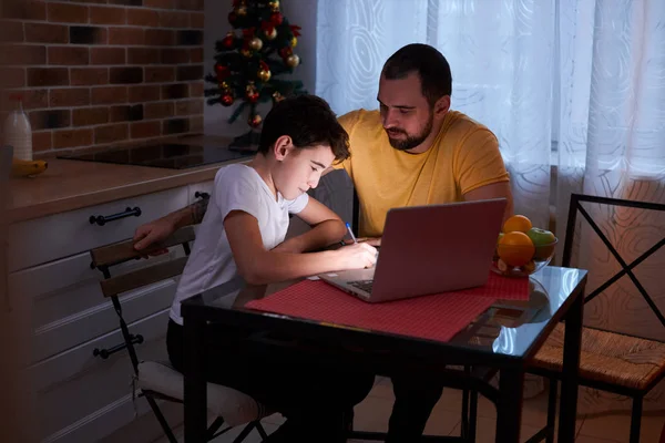 Кавказька родина. син робить домашнє завдання — стокове фото