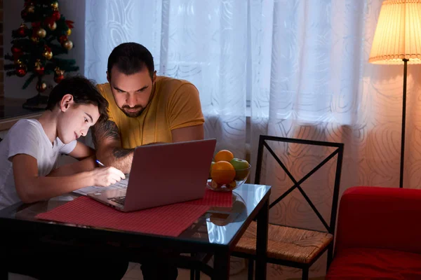 Батько допомагає синові робити домашнє завдання — стокове фото
