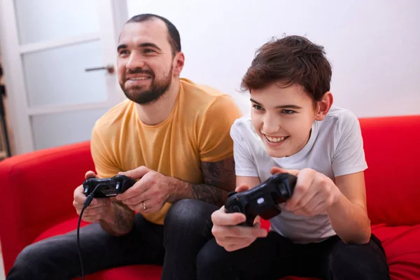 Padre e hijo jugar ordenador, videojuegos — Foto de Stock