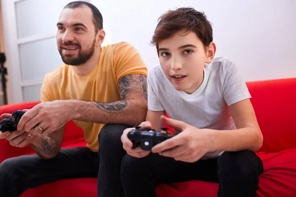 Sonriente padre jugar con hijo cideo juegos — Foto de Stock