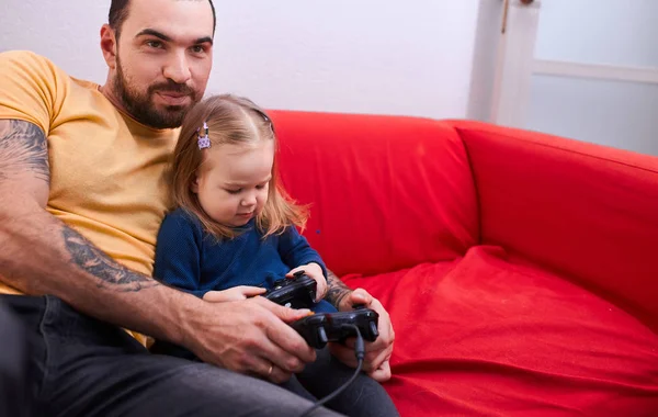 Wesoły ojciec i córka siedzieć grając w gry wideo — Zdjęcie stockowe