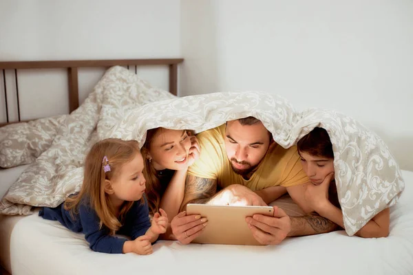 Hermosa familia disfrutar de pasar tiempo juntos en casa —  Fotos de Stock