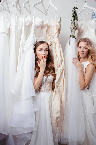 Две удивленные женщины в свадебном салоне — стоковое фото