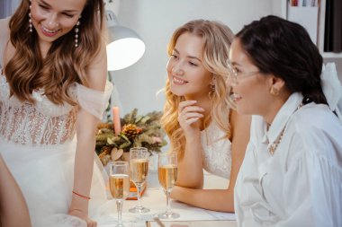 Güzel bayanlar oturmuş tasarımcılarla vakit geçiriyorlar.