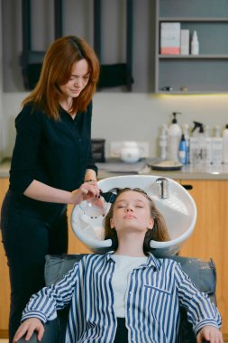 Güzellik salonunda güzellik prosedürleri.