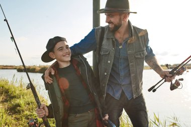 Baba ve oğulun ilk balık avı.