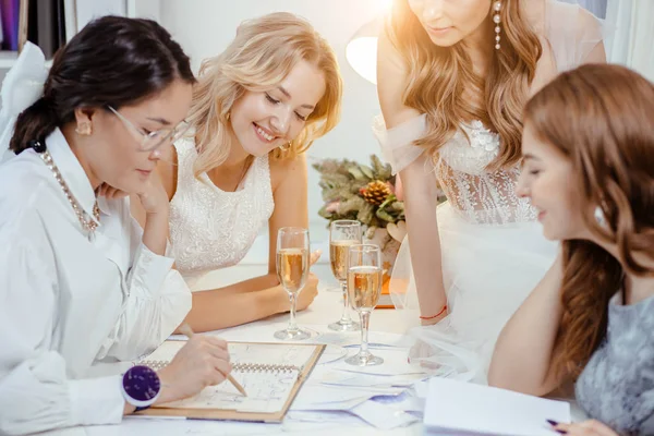 Grupo caucasiano de mulheres reunidas no escritório de designers — Fotografia de Stock