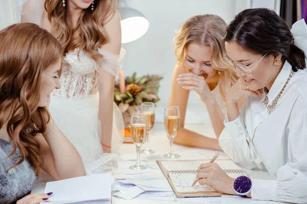Clientes noivas e designer no salão de casamento — Fotografia de Stock