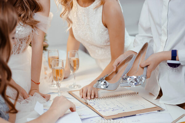 обрезанные девушки смотрят на дизайнерскую обувь
