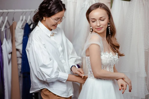 Szépség, esküvői koncepció. szabó és menyasszony — Stock Fotó