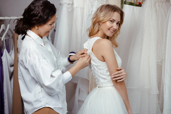 Szépség, esküvői koncepció. szabó és menyasszony — Stock Fotó